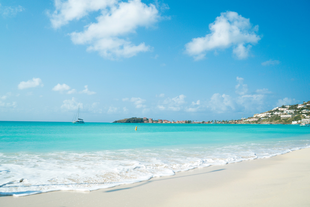 Picture of the blue water on Great Bay Beach in Pilipsburg